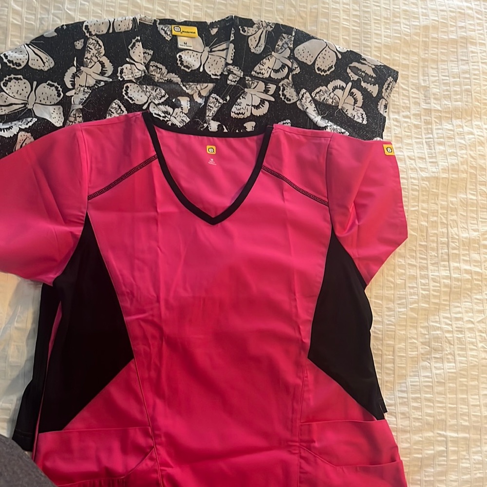 2 Wonderwink size M scrub tops. In very good condition.